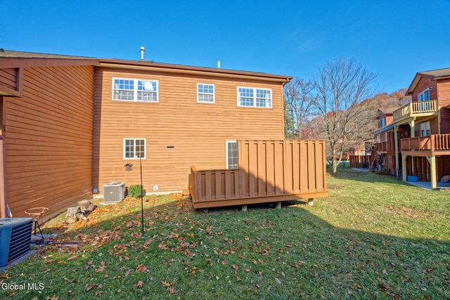 1 Tracey Court, Troy, NY 12180