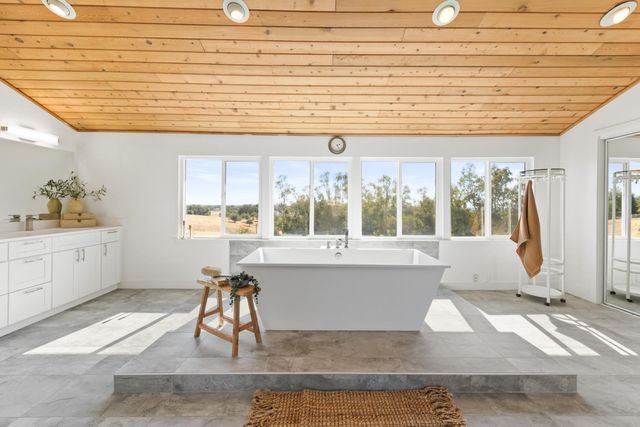 2495 Meadow Creek Rd, Lincoln, CA 95648