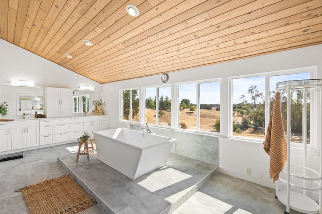 2495 Meadow Creek Rd, Lincoln, CA 95648