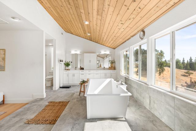 2495 Meadow Creek Rd, Lincoln, CA 95648