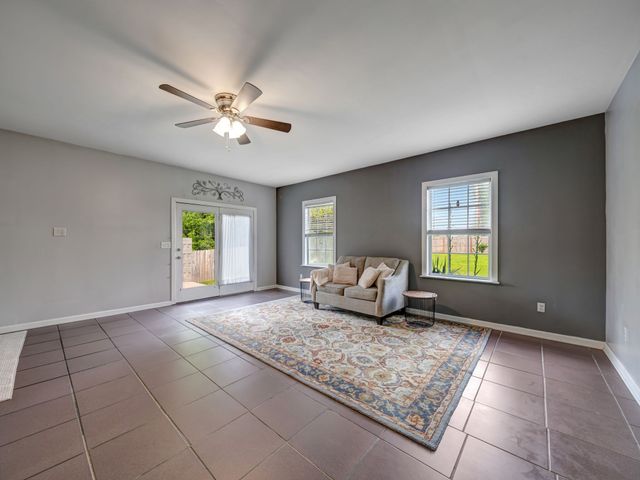 100 Oak Ave, Dickson, TN 37055