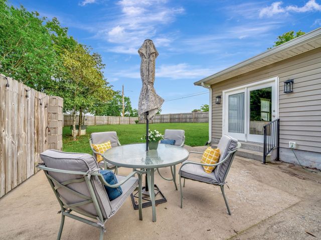 100 Oak Ave, Dickson, TN 37055