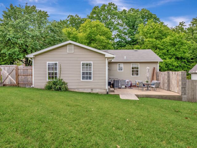 100 Oak Ave, Dickson, TN 37055