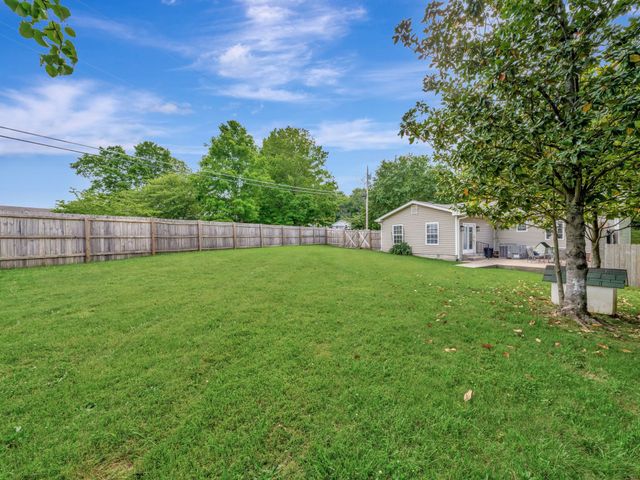100 Oak Ave, Dickson, TN 37055
