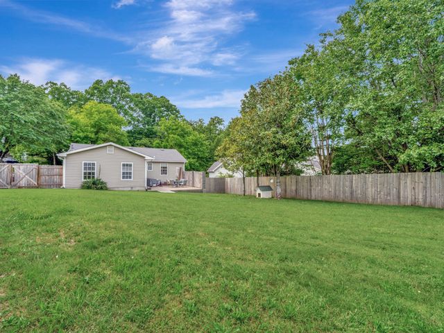 100 Oak Ave, Dickson, TN 37055