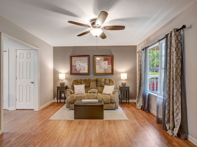 100 Oak Ave, Dickson, TN 37055