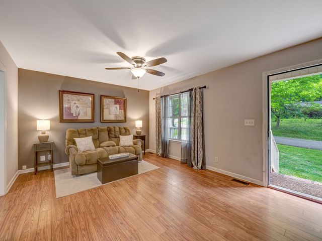100 Oak Ave, Dickson, TN 37055