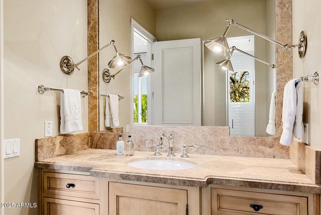 8531 N 49TH Street, Paradise Valley, AZ 85253