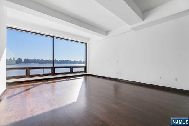 9 Somerset Lane 206, Edgewater, NJ 07020