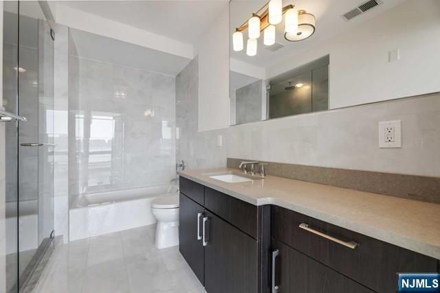 9 Somerset Lane 206, Edgewater, NJ 07020