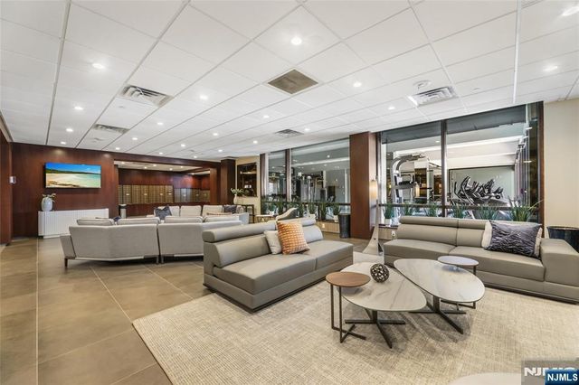 9 Somerset Lane 206, Edgewater, NJ 07020