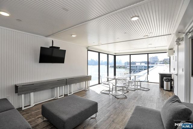 9 Somerset Lane 206, Edgewater, NJ 07020