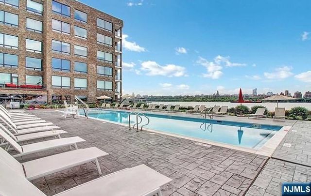 9 Somerset Lane 206, Edgewater, NJ 07020