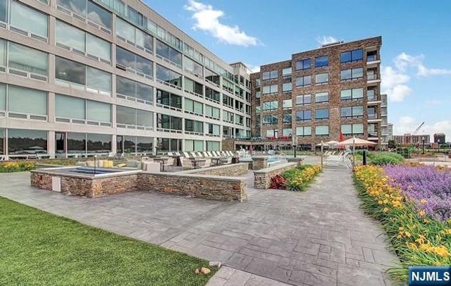 9 Somerset Lane 206, Edgewater, NJ 07020