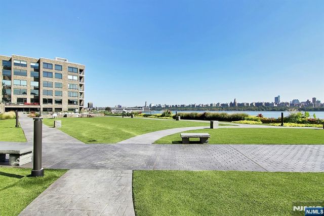 9 Somerset Lane 206, Edgewater, NJ 07020