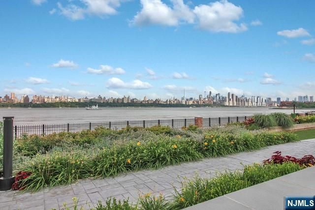 9 Somerset Lane 206, Edgewater, NJ 07020