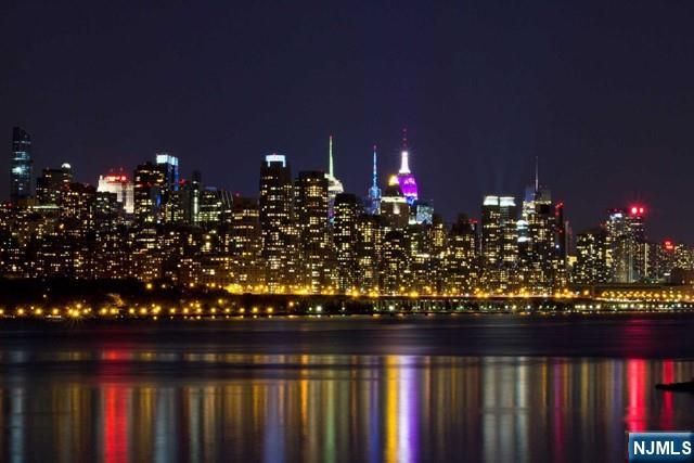 9 Somerset Lane 206, Edgewater, NJ 07020