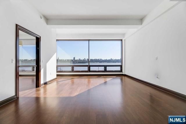 9 Somerset Lane 206, Edgewater, NJ 07020