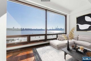 9 Somerset Lane 206, Edgewater, NJ 07020