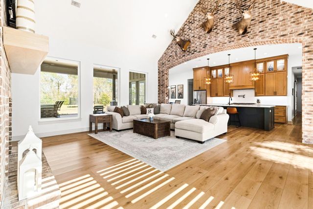 1327 Soda Loop E, Livingston, TX 77351