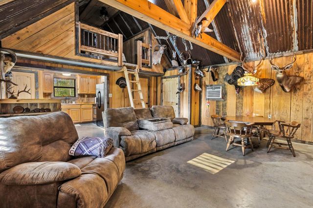 1327 Soda Loop E, Livingston, TX 77351