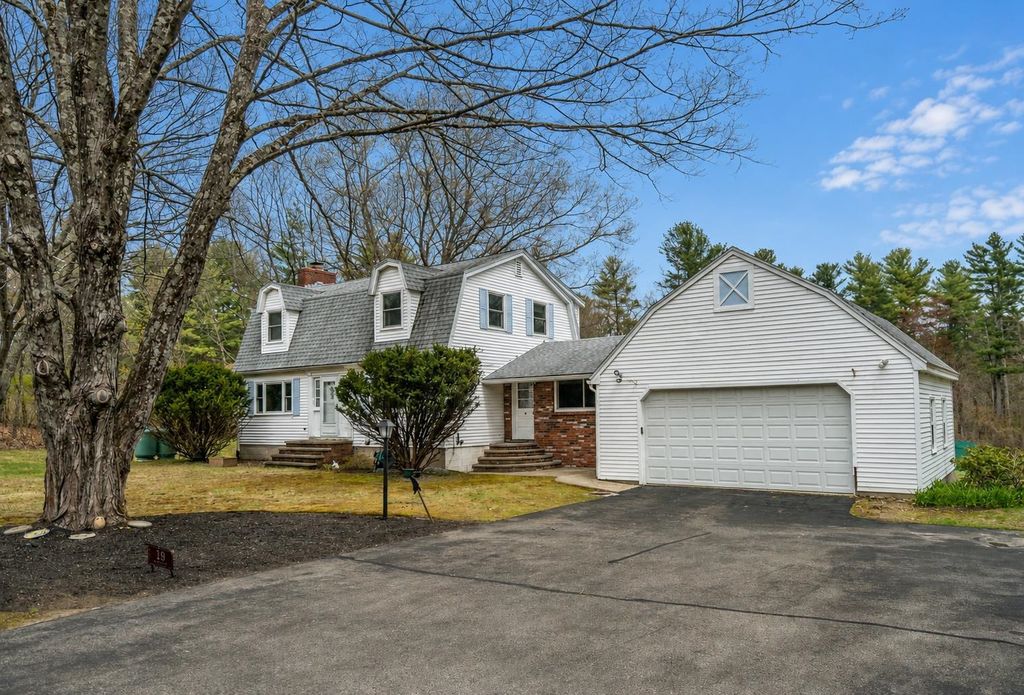 19 Dutton Road, Pelham, NH 03076