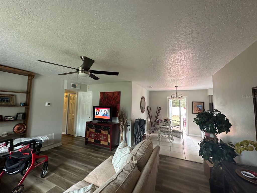 Image 6 of property listing at 3024 SUTTON DRIVE, Orlando, FL 32810