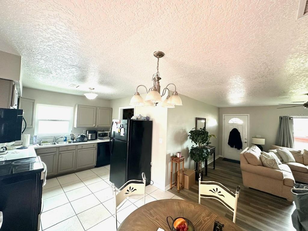 Image 8 of property listing at 3024 SUTTON DRIVE, Orlando, FL 32810