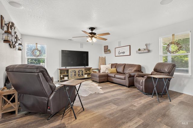 320 E Walcott Lake Ct, Middleton, ID 83644