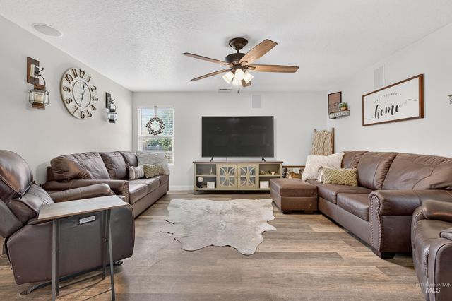 320 E Walcott Lake Ct, Middleton, ID 83644