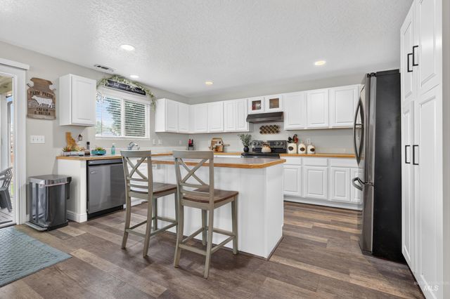 320 E Walcott Lake Ct, Middleton, ID 83644