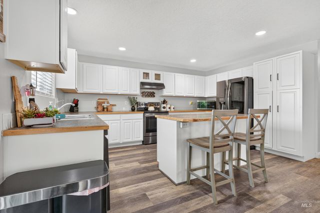 320 E Walcott Lake Ct, Middleton, ID 83644