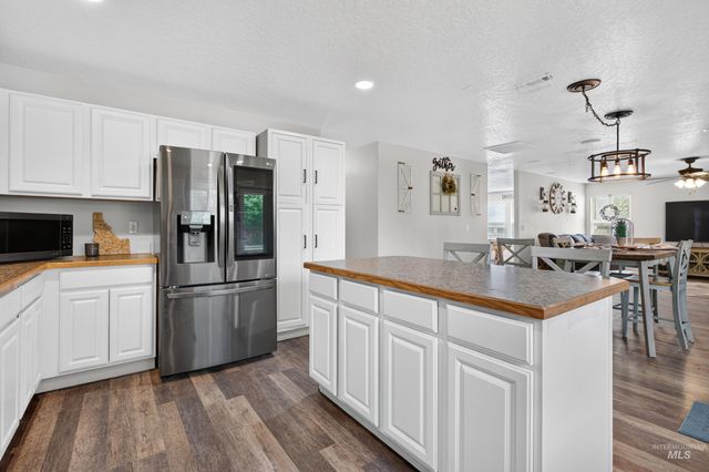 320 E Walcott Lake Ct, Middleton, ID 83644