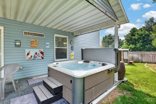 320 E Walcott Lake Ct, Middleton, ID 83644