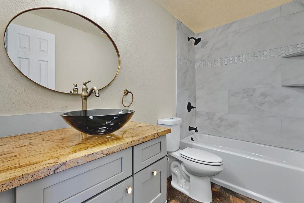 Image 18 of property listing at 219 CENTRAL Avenue NW 308, Albuquerque, NM 87102