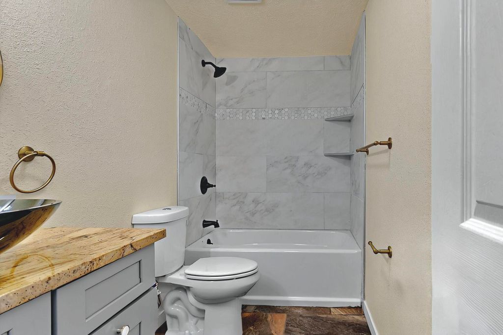 Image 20 of property listing at 219 CENTRAL Avenue NW 308, Albuquerque, NM 87102