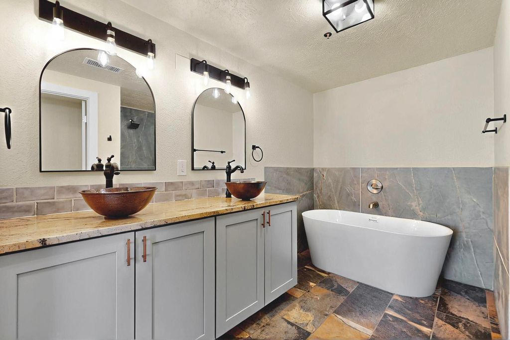 Image 27 of property listing at 219 CENTRAL Avenue NW 308, Albuquerque, NM 87102