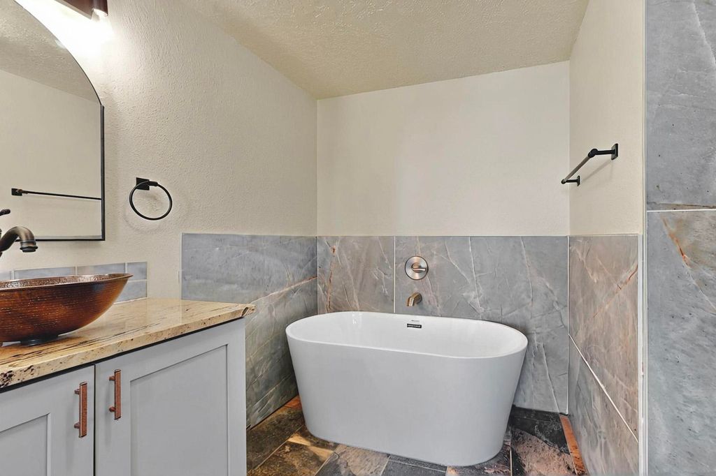 Image 30 of property listing at 219 CENTRAL Avenue NW 308, Albuquerque, NM 87102