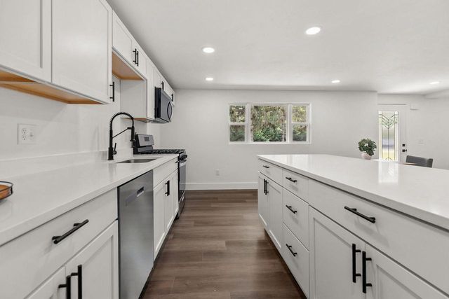 1900 LEONARD POINT ROAD, Oshkosh, WI 54904