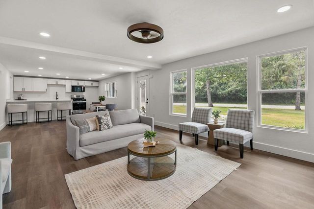 1900 LEONARD POINT ROAD, Oshkosh, WI 54904