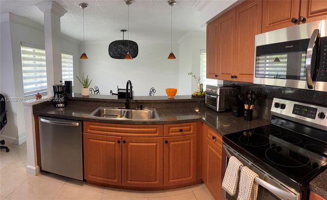 6305 Gage Pl 309A, Miami Lakes, FL 33014