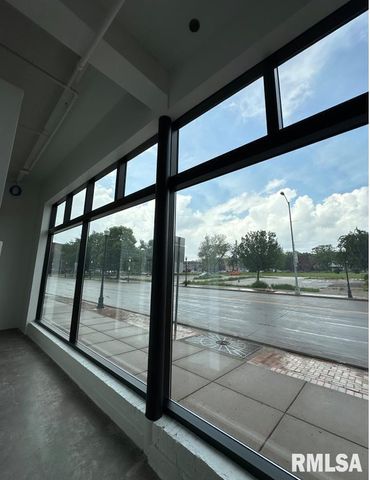 601 W 2ND Street 103, Davenport, IA 52801