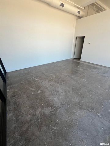 601 W 2ND Street 103, Davenport, IA 52801