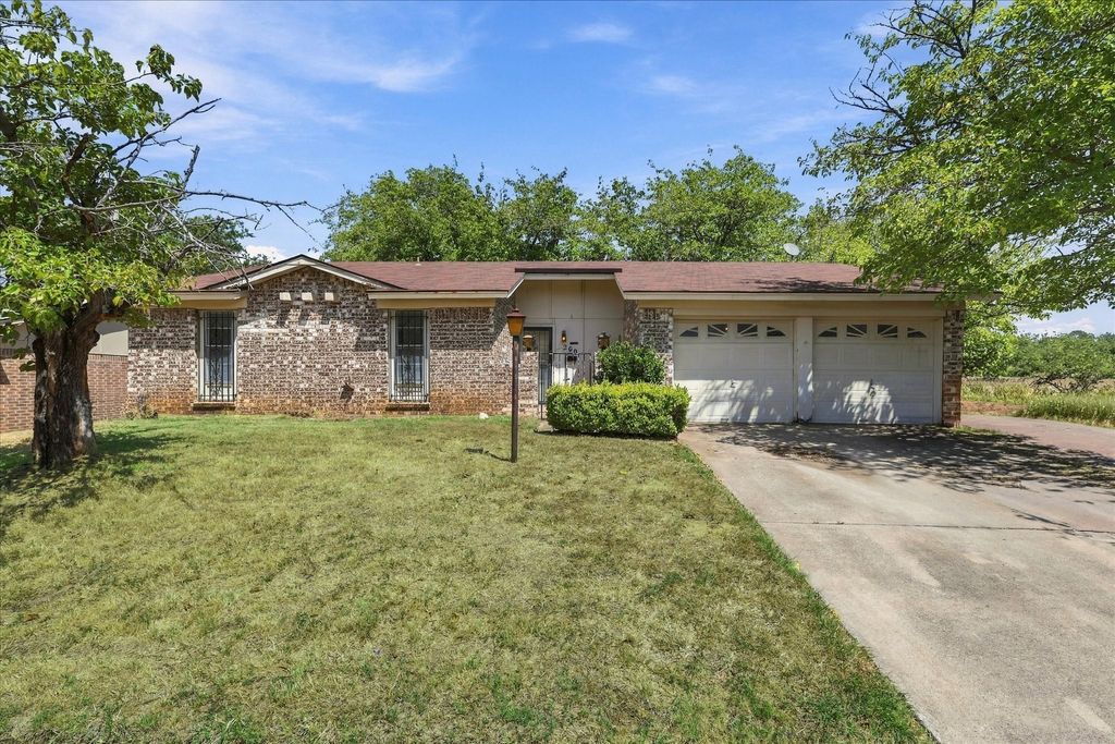 200 Quail Creek Drive, Crowley, TX 76036 — exterior