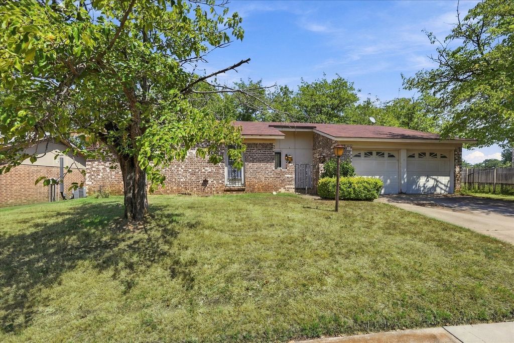 200 Quail Creek Drive, Crowley, TX 76036 — photo 2