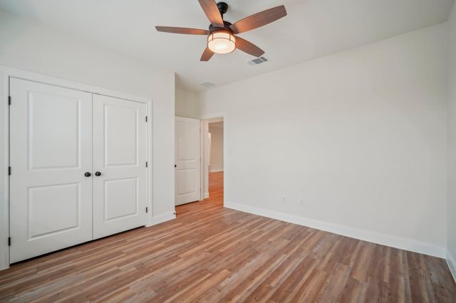 102 Callie ST, Smithville, TX 78957