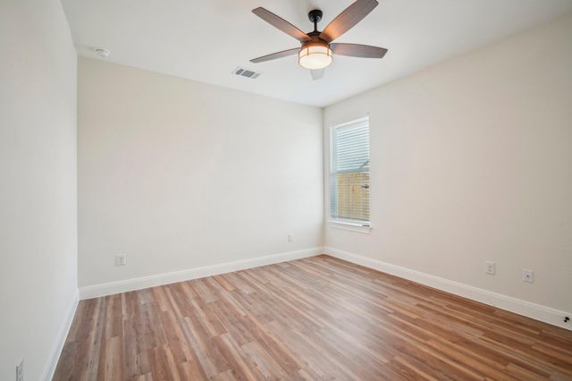 102 Callie ST, Smithville, TX 78957