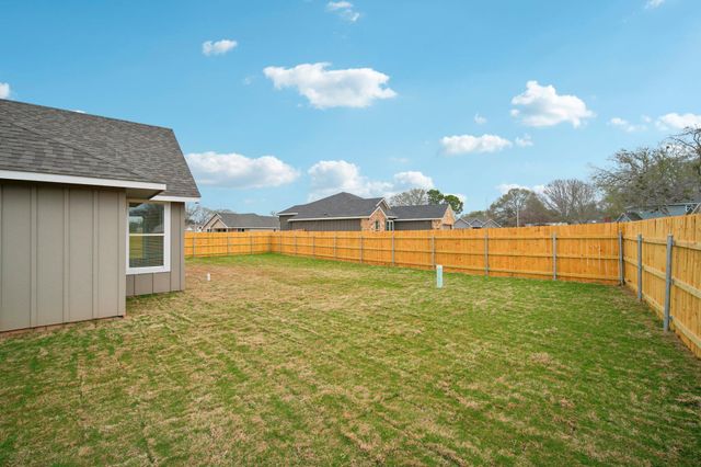 102 Callie ST, Smithville, TX 78957