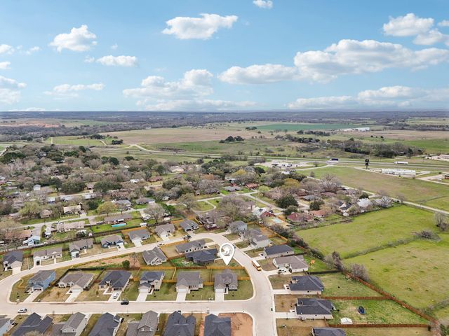 102 Callie ST, Smithville, TX 78957