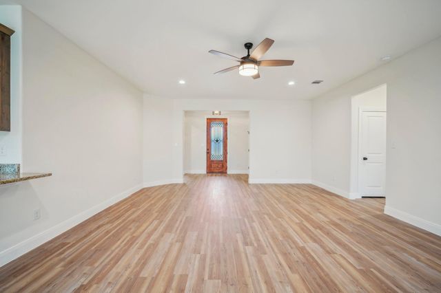 102 Callie ST, Smithville, TX 78957